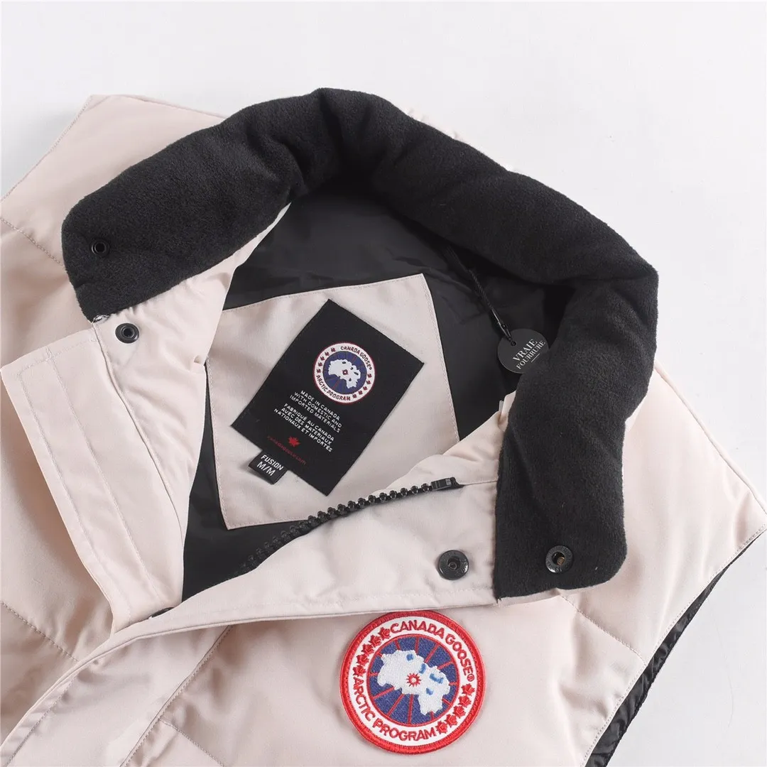P320 Canada Goose Canada Goose #Freestyle Crew 4154M men’s and women’s vest down ➖ Genuine synchronous anti-counterfeiting chip sensor! ➖ Imported Behringer embroidery machine to customize 10,000-needle embroidery logo! ➖ Imported 21-count polyester-cotton blended original fabric, using Feather-Light 10D waterproof coating fabric, made of 84.5% polyester fiber and 15.5% cotton, 100% the best feel in the entire network! ➖ The genuine official website uses the national standard 80 white duck down, and will never be misled by false claims such as 90 down or goose down! ➖ 100% nylon nylon lining with double double-layer sealing design to prevent velvet from running away. Top-grade polar fleece is used in the collar and pockets to keep warm and comfortable! ➖ Yoshida YKK provides original custom-made electroplated sliders. YKK two-way lockable zippers are tight and smooth and will not peel off paint! ➖ 3M composite original Velcro is durable, and all accessories and hardware are disassembled and customized!  SIZE: XS S M L XL XXL [Attached: Size chart]